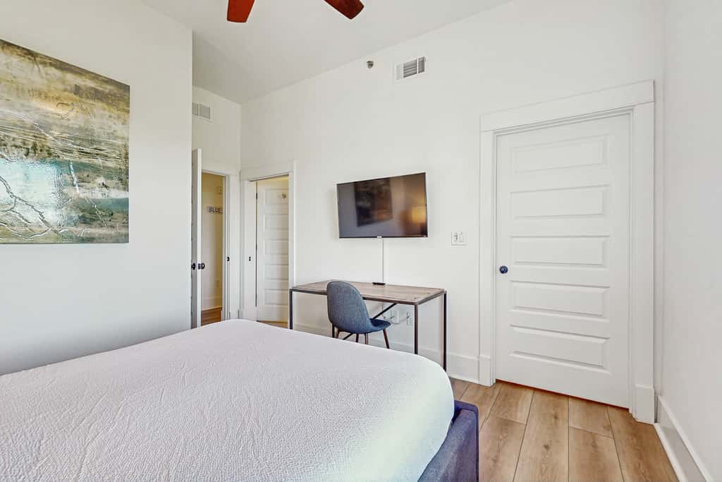 Fourth-floor corner condo with Big Redfish lake view, pool & washer & dryer