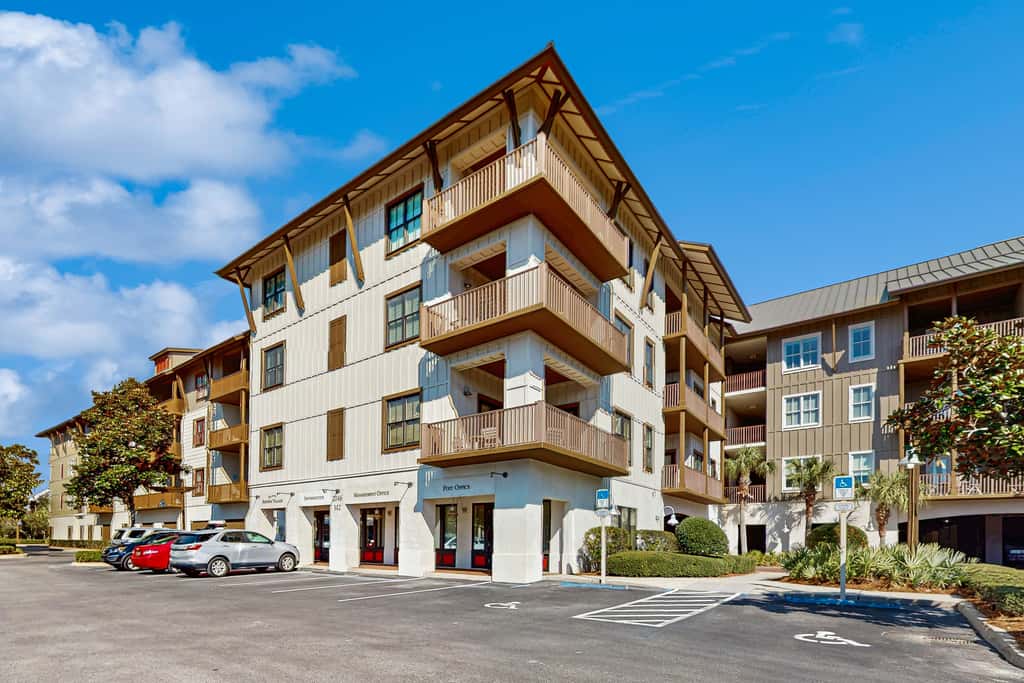 Fourth-floor corner condo with Big Redfish lake view, pool & washer & dryer