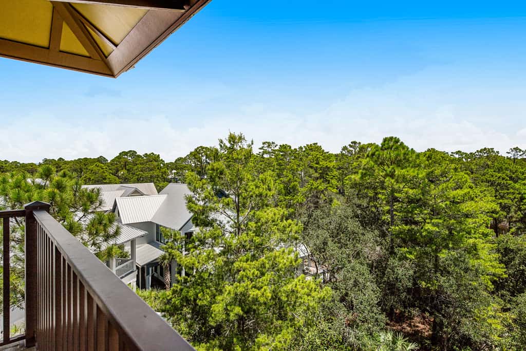 Fourth-floor corner condo with Big Redfish lake view, pool & washer & dryer