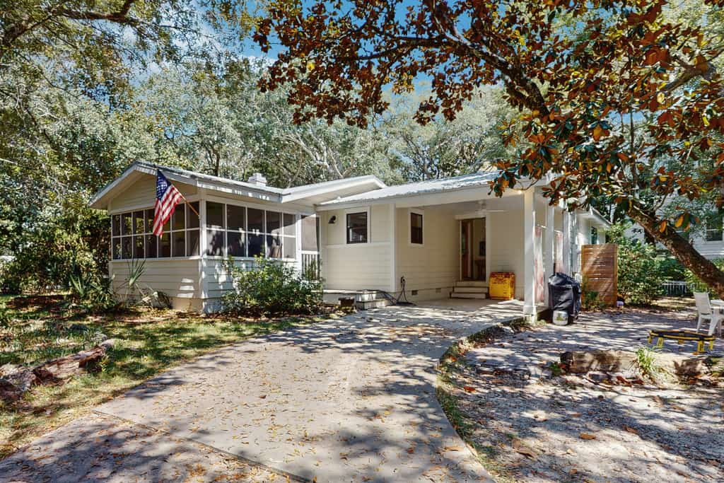 Family-friendly home near the ocean close to seaside, free WiFi, central AC, & cable