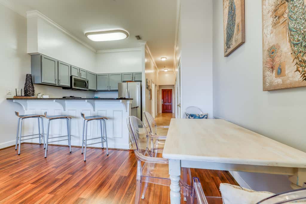Top floor condo steps to the beach Shared pool & close to shopping & dining