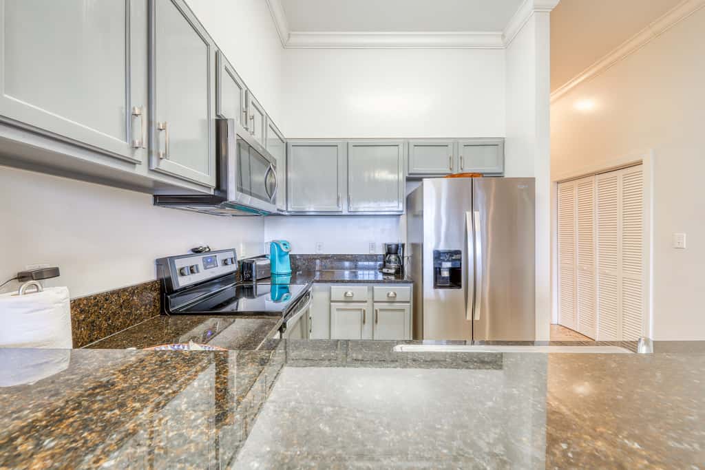 Top floor condo steps to the beach Shared pool & close to shopping & dining