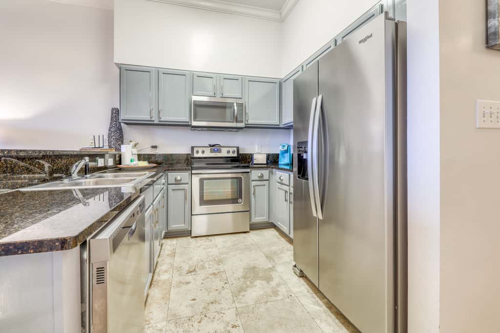 Top floor condo steps to the beach Shared pool & close to shopping & dining