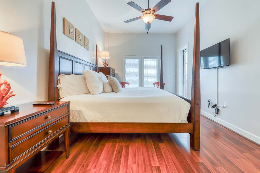Top floor condo steps to the beach Shared pool & close to shopping & dining