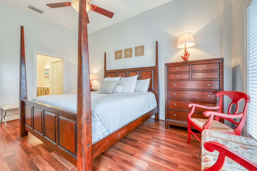 Top floor condo steps to the beach Shared pool & close to shopping & dining