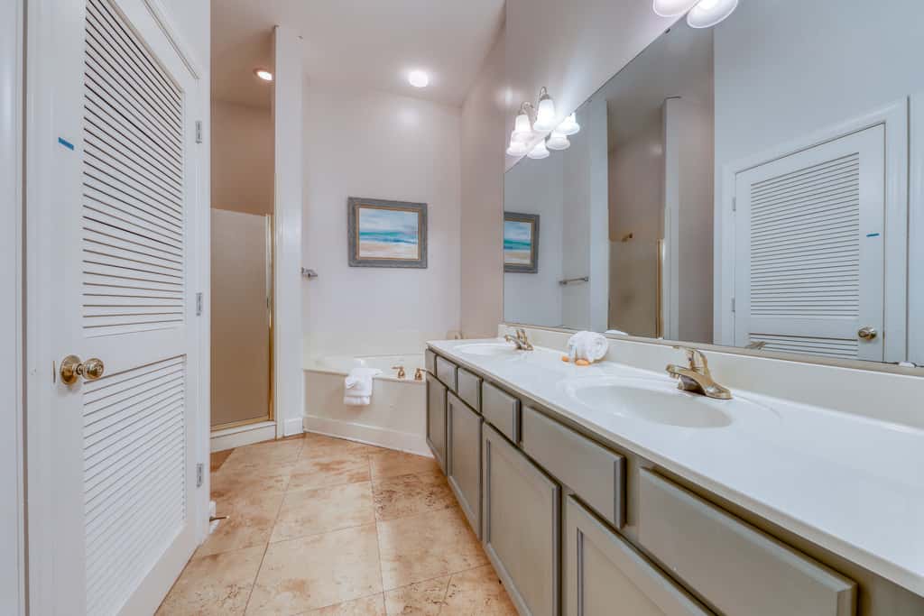 Top floor condo steps to the beach Shared pool & close to shopping & dining
