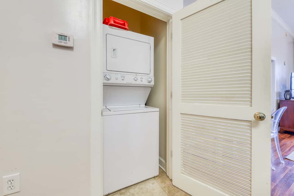 Top floor condo steps to the beach Shared pool & close to shopping & dining