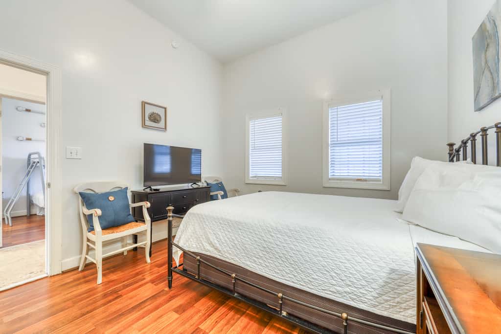 Top floor condo steps to the beach Shared pool & close to shopping & dining