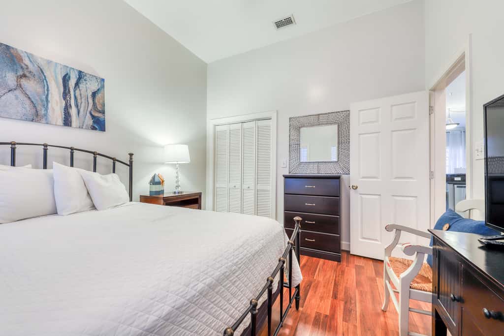 Top floor condo steps to the beach Shared pool & close to shopping & dining