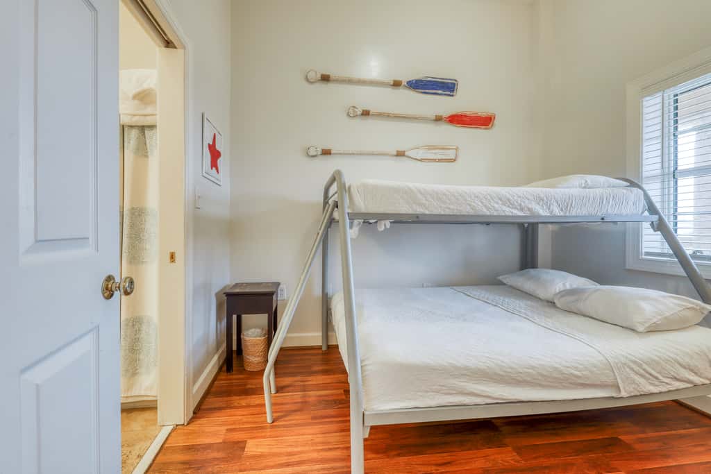 Top floor condo steps to the beach Shared pool & close to shopping & dining