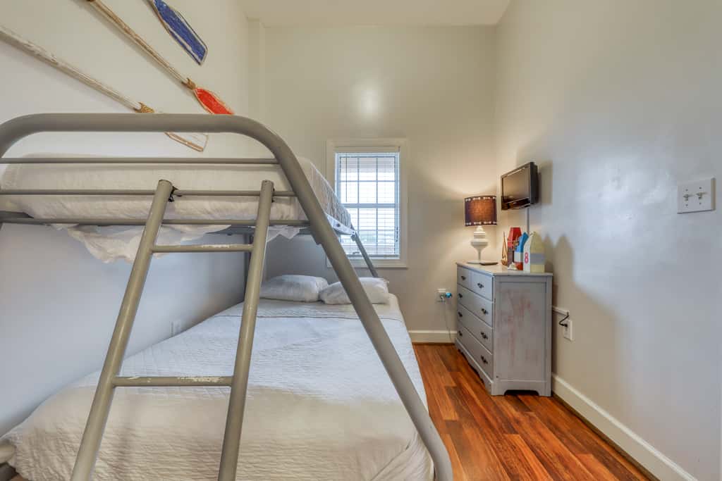 Top floor condo steps to the beach Shared pool & close to shopping & dining