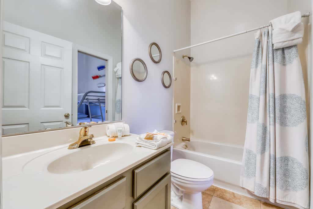 Top floor condo steps to the beach Shared pool & close to shopping & dining