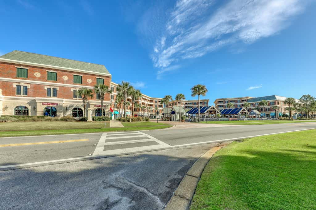 Top floor condo steps to the beach Shared pool & close to shopping & dining