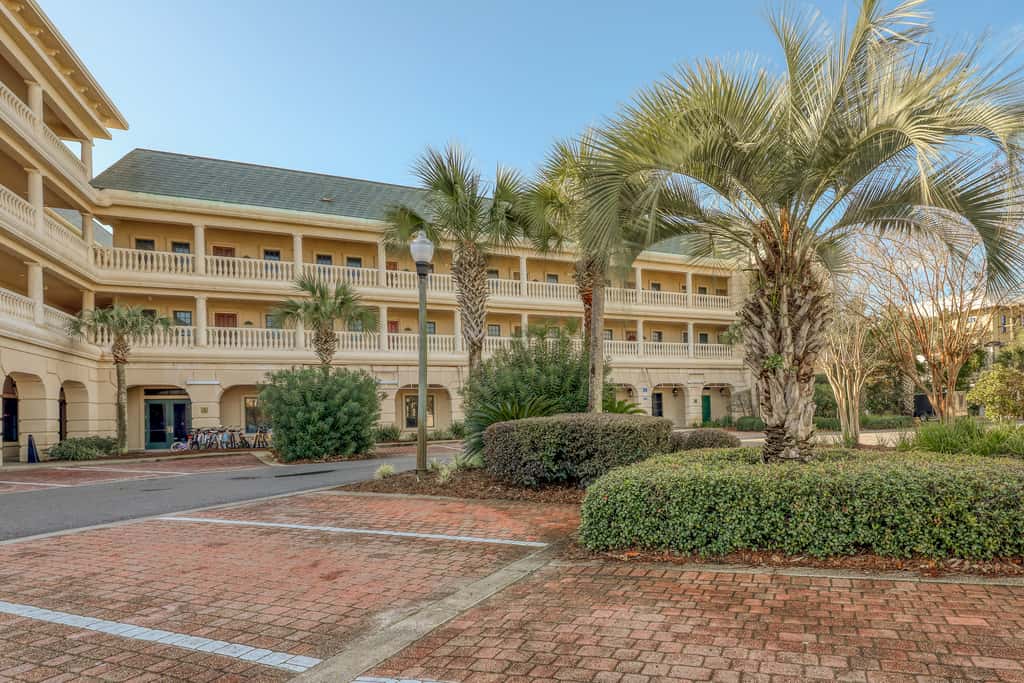 Top floor condo steps to the beach Shared pool & close to shopping & dining