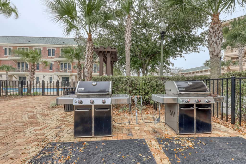 Top floor condo steps to the beach Shared pool & close to shopping & dining