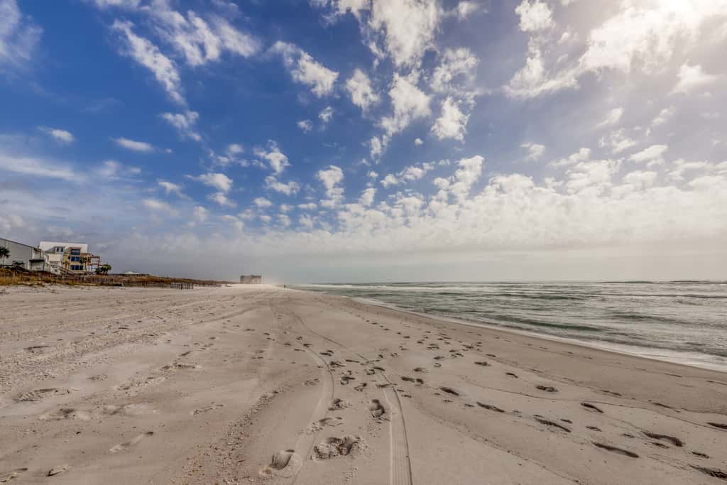 Top floor condo steps to the beach Shared pool & close to shopping & dining