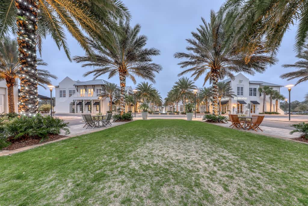 Top floor condo steps to the beach Shared pool & close to shopping & dining