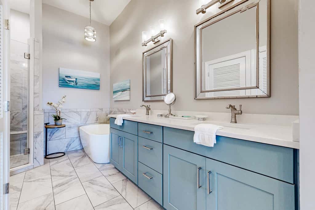 Elegant condo with 2 community pools, hot tub, & beach access across the road