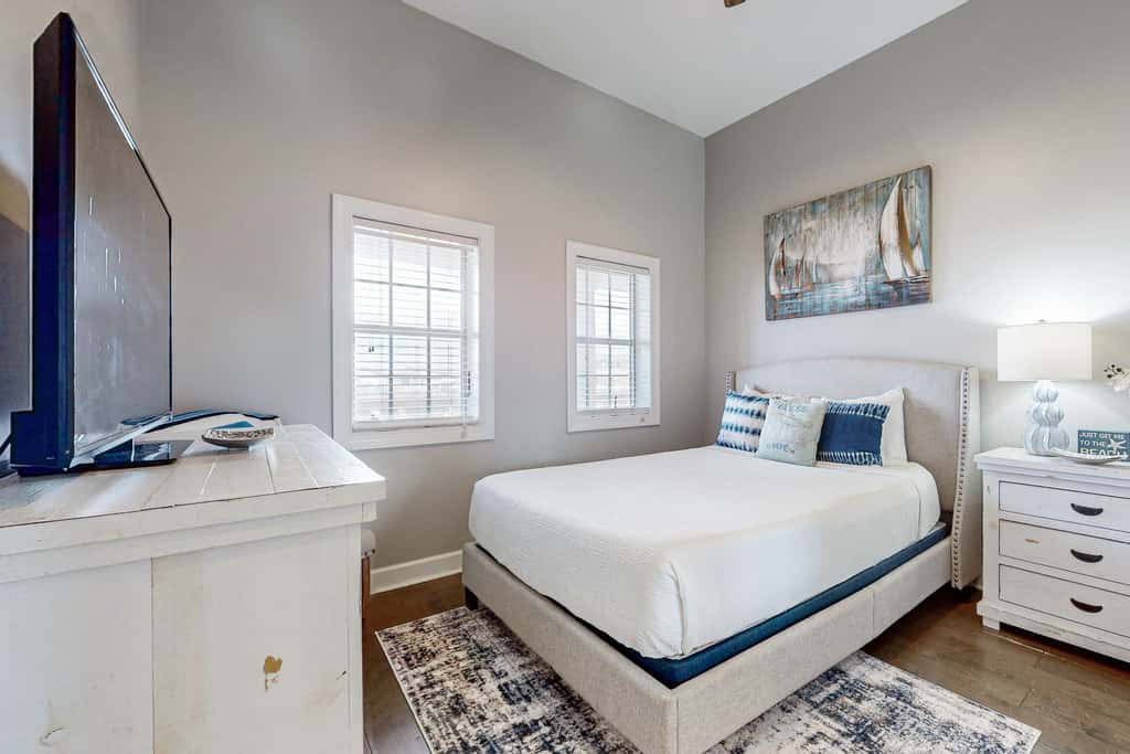 Elegant condo with 2 community pools, hot tub, & beach access across the road