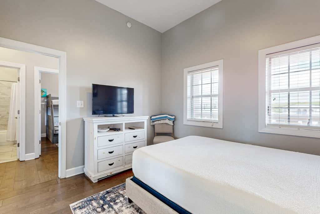Elegant condo with 2 community pools, hot tub, & beach access across the road