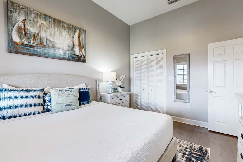 Elegant condo with 2 community pools, hot tub, & beach access across the road