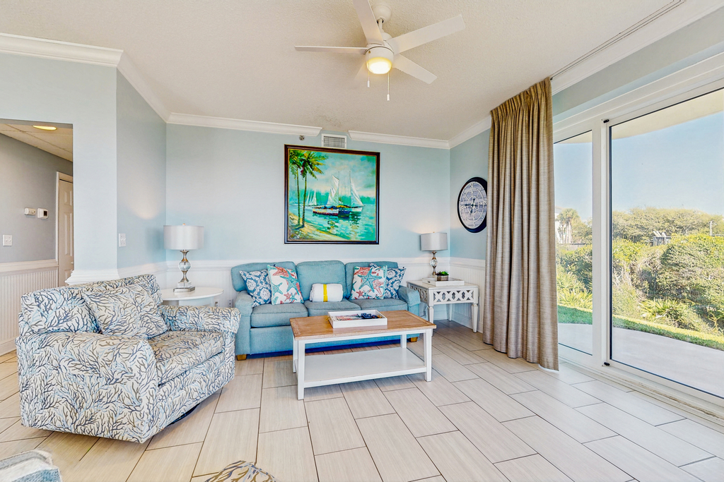 Conveniently located Gulf condo with spacious layout, pool & pickleball