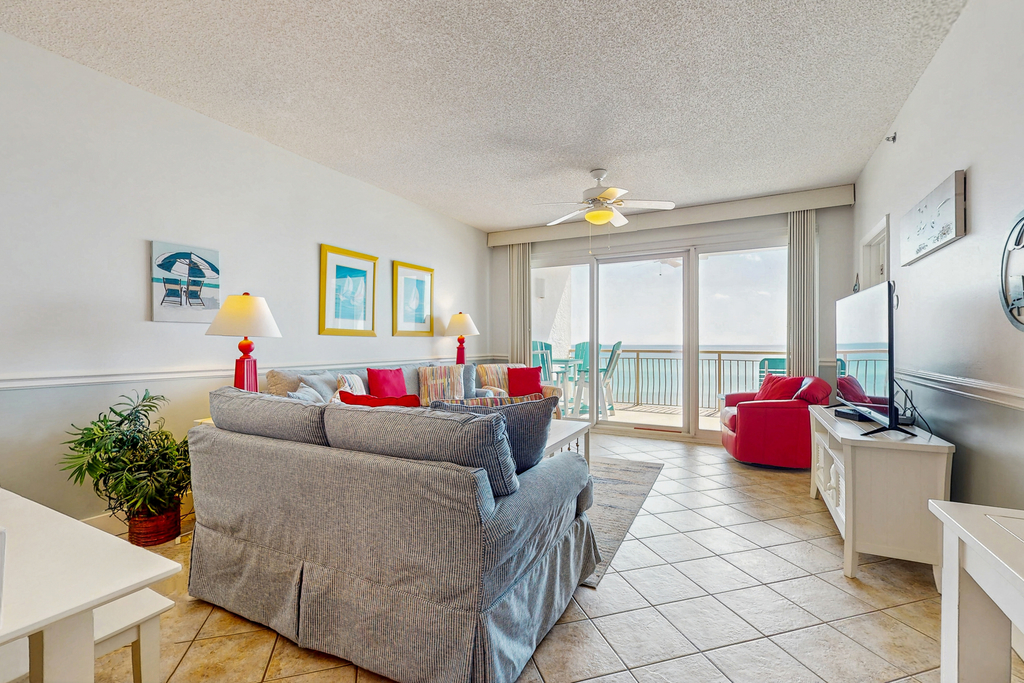 Gulf-front condo with bicycles, lazy river & pickleball