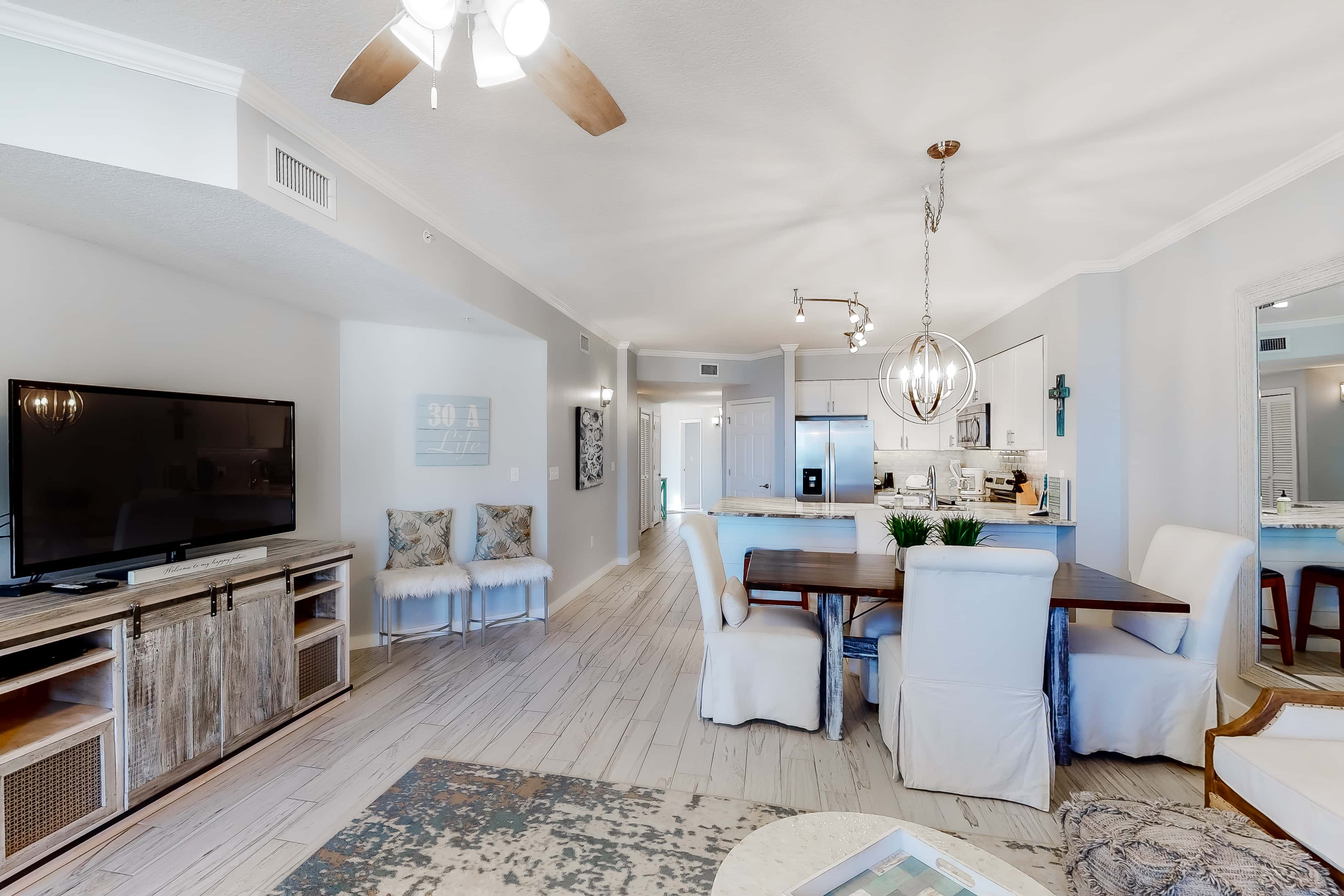 Gorgeous condo with pool & Gulf view, stunning decor, bunk beds & pickleball