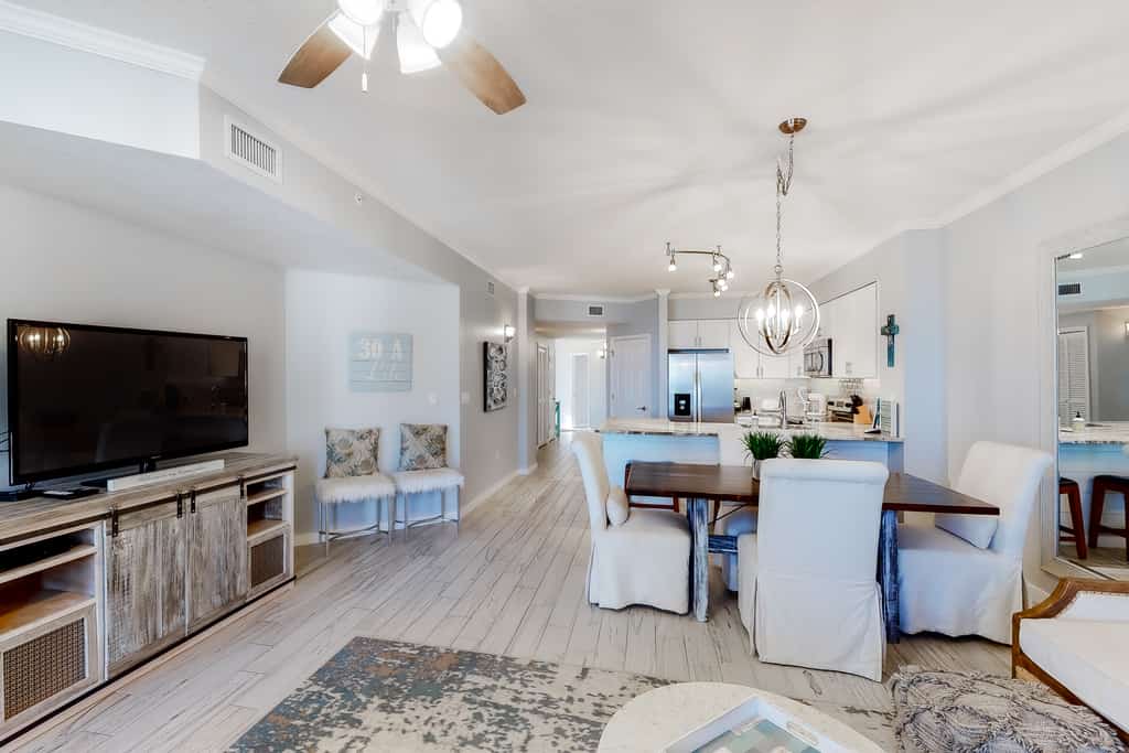 Gorgeous condo with pool & Gulf view, stunning decor, bunk beds & pickleball