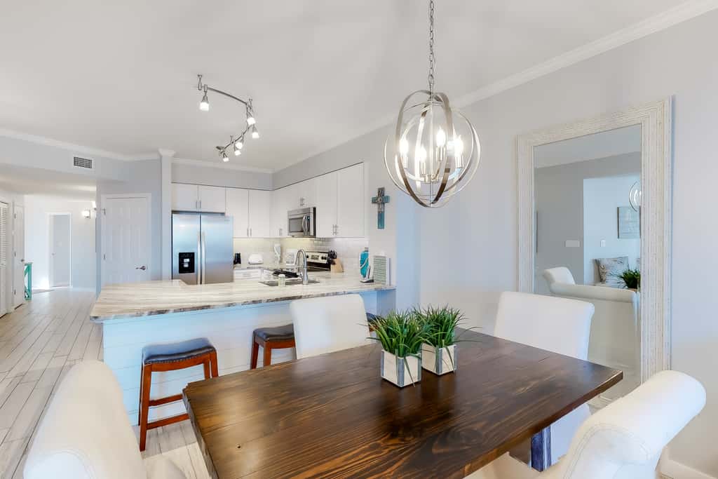 Gorgeous condo with pool & Gulf view, stunning decor, bunk beds & pickleball