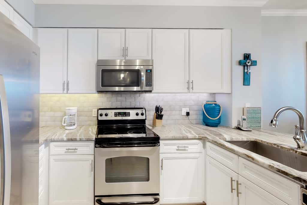 Gorgeous condo with pool & Gulf view, stunning decor, bunk beds & pickleball