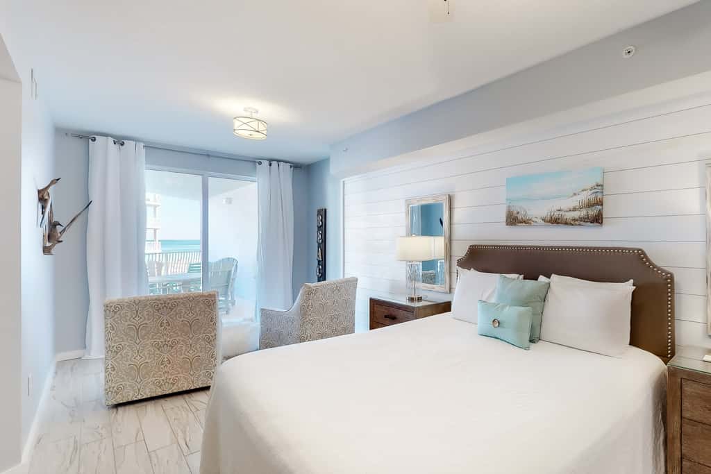 Gorgeous condo with pool & Gulf view, stunning decor, bunk beds & pickleball