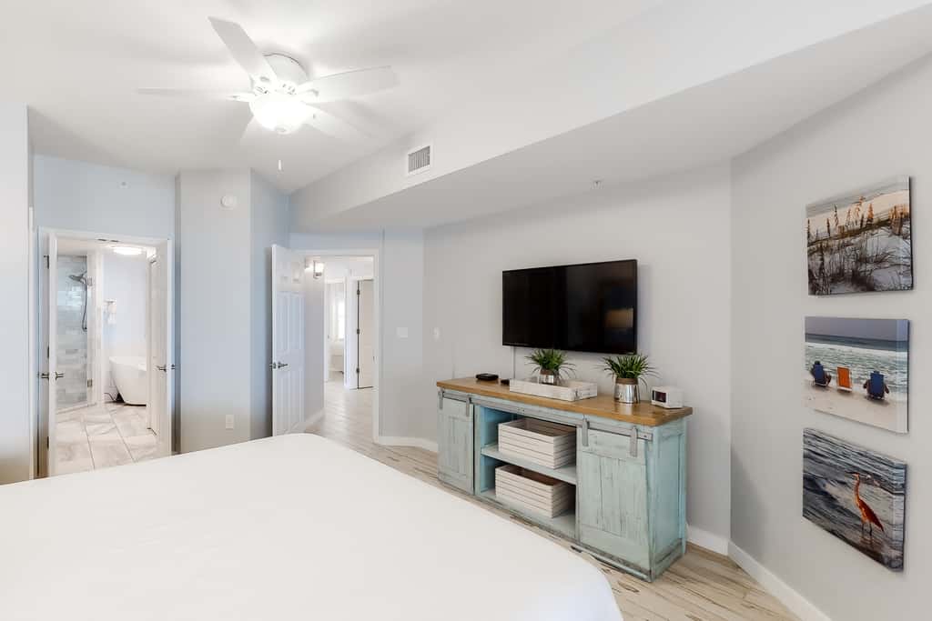 Gorgeous condo with pool & Gulf view, stunning decor, bunk beds & pickleball