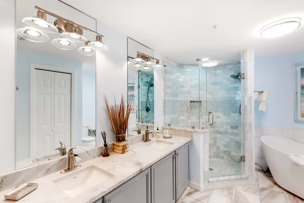 Gorgeous condo with pool & Gulf view, stunning decor, bunk beds & pickleball