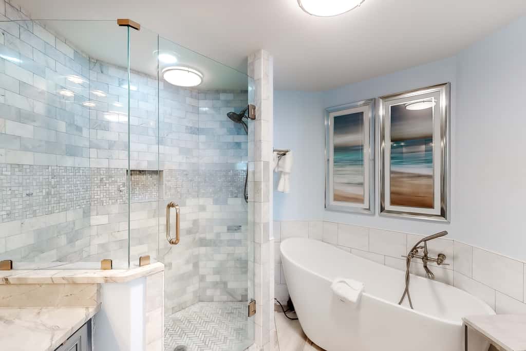 Gorgeous condo with pool & Gulf view, stunning decor, bunk beds & pickleball