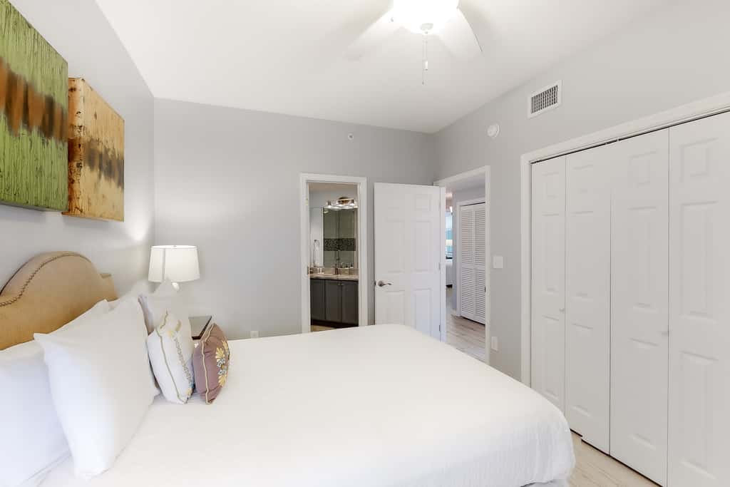 Gorgeous condo with pool & Gulf view, stunning decor, bunk beds & pickleball