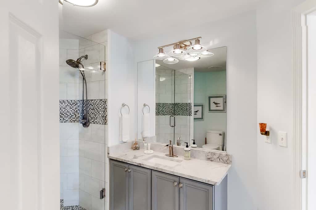 Gorgeous condo with pool & Gulf view, stunning decor, bunk beds & pickleball