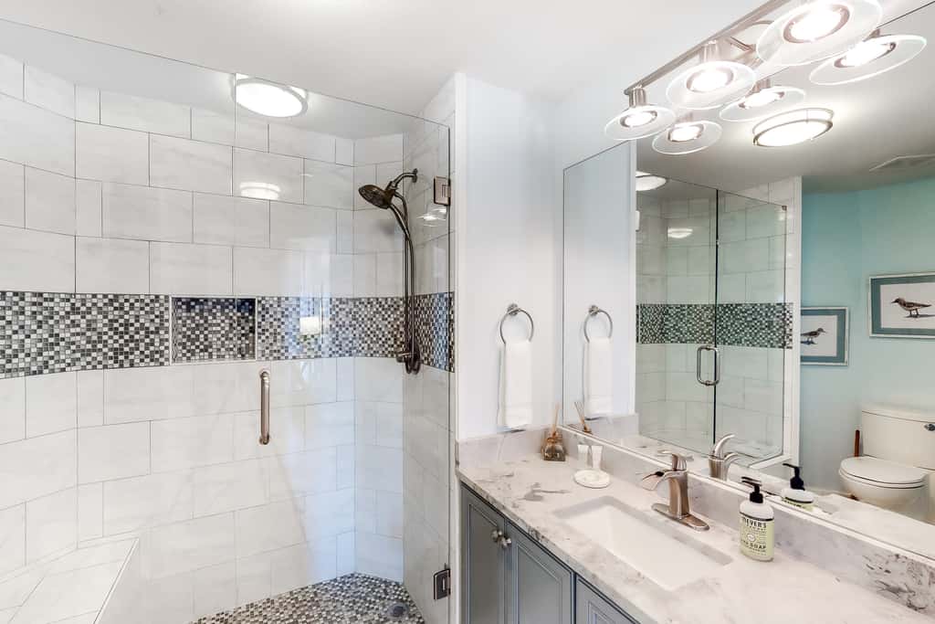 Gorgeous condo with pool & Gulf view, stunning decor, bunk beds & pickleball