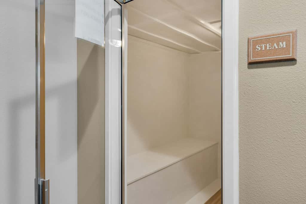 Gorgeous condo with pool & Gulf view, stunning decor, bunk beds & pickleball