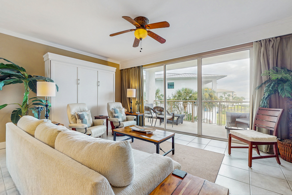 Lovely condo with pool, hot tub, modern furnishings, pickleball - near beach