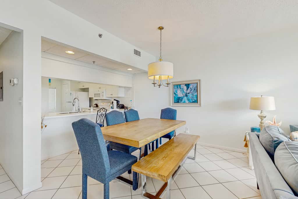 Spacious getaway with Gulf view, beach access, tennis & pickleball