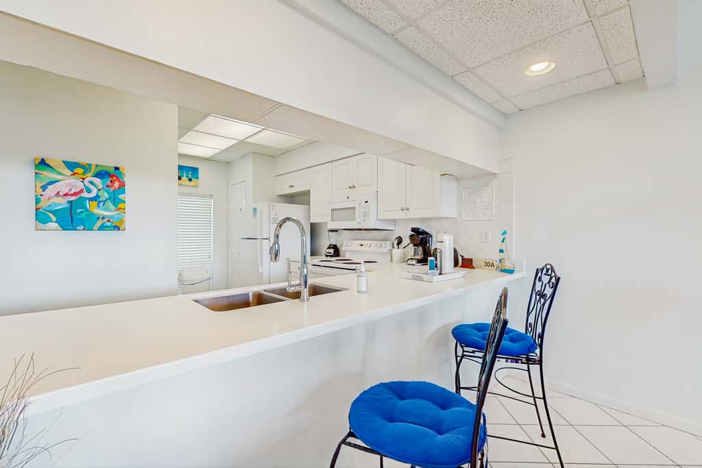 Spacious getaway with Gulf view, beach access, tennis & pickleball