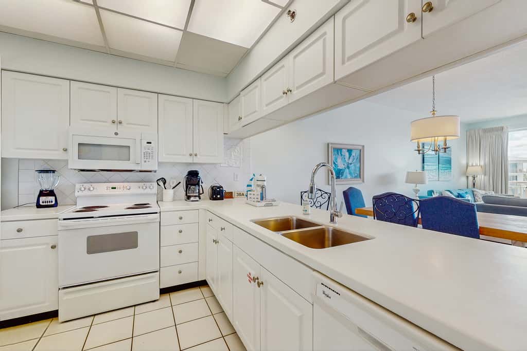 Spacious getaway with Gulf view, beach access, tennis & pickleball