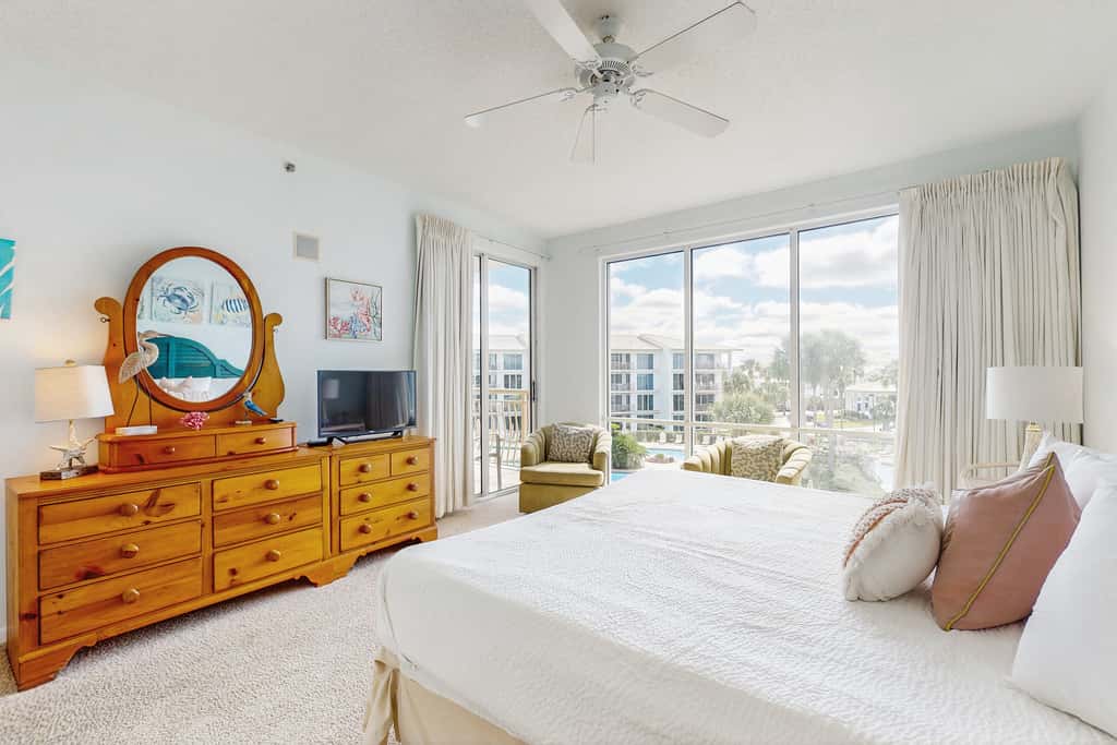 Spacious getaway with Gulf view, beach access, tennis & pickleball