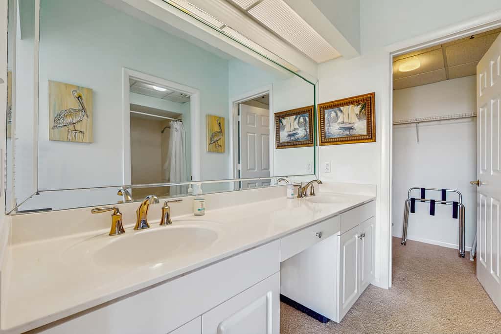 Spacious getaway with Gulf view, beach access, tennis & pickleball