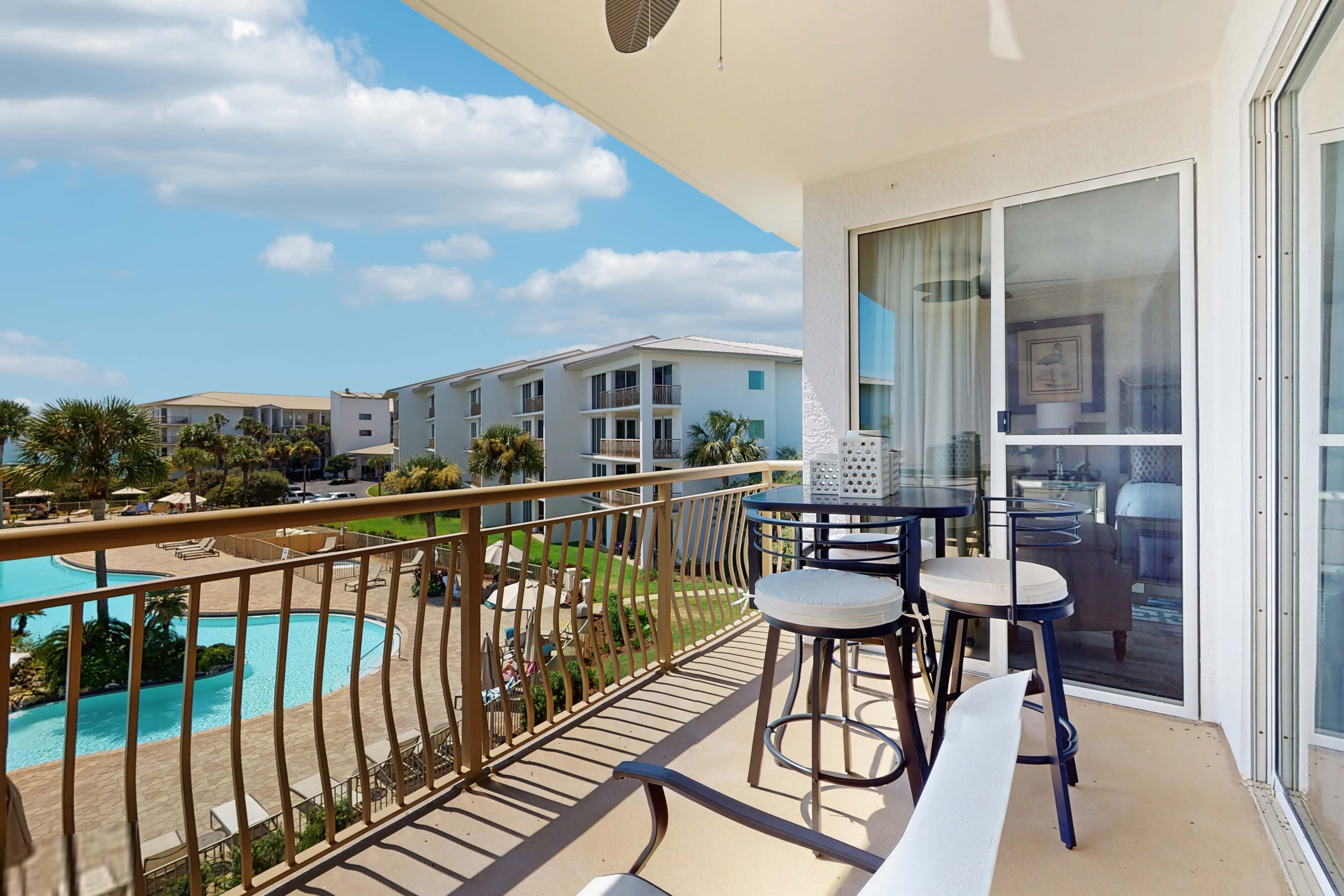 Condo with pickleball - steps from the Gulf & quick walk to dining & shops