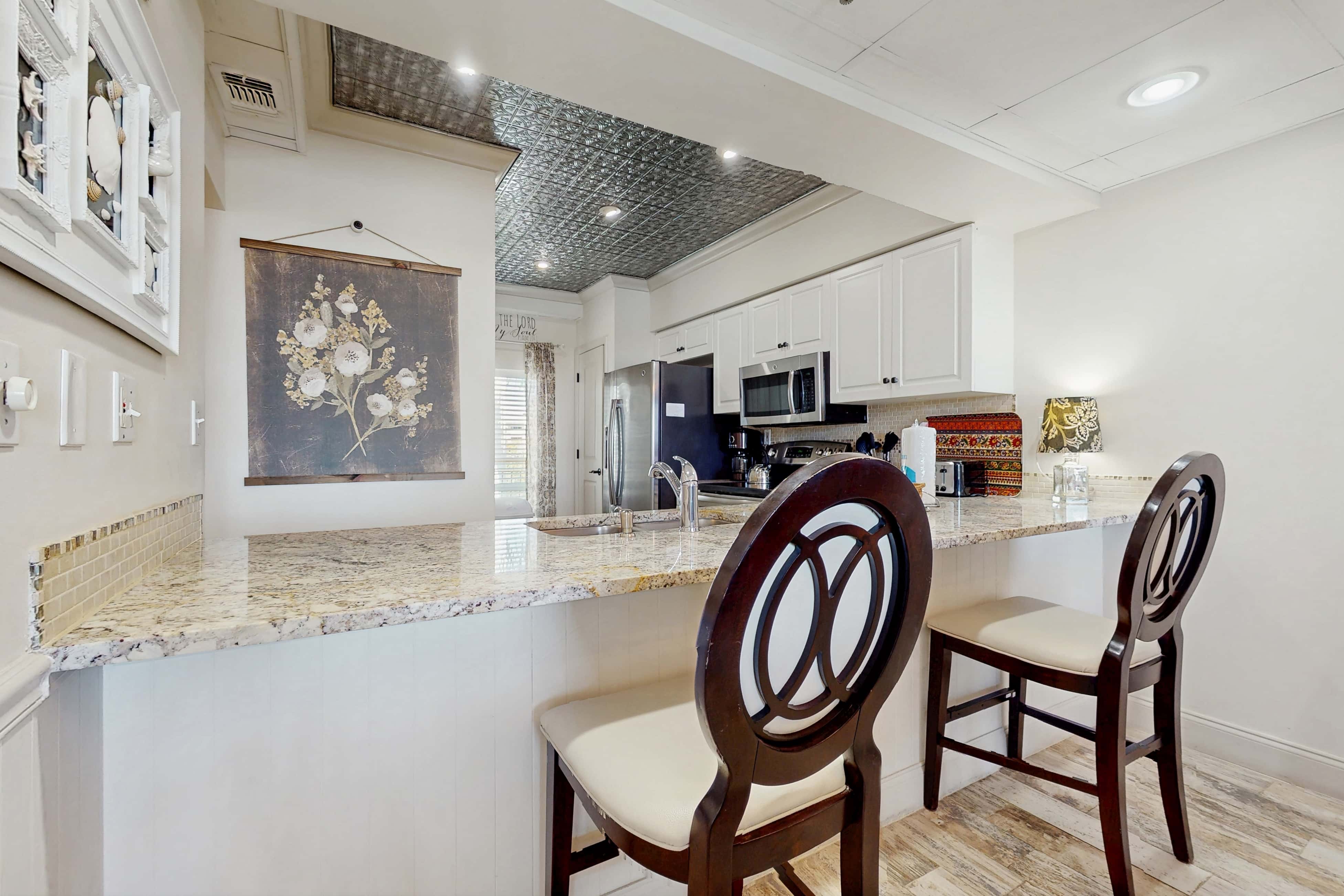 Condo with pickleball - steps from the Gulf & quick walk to dining & shops