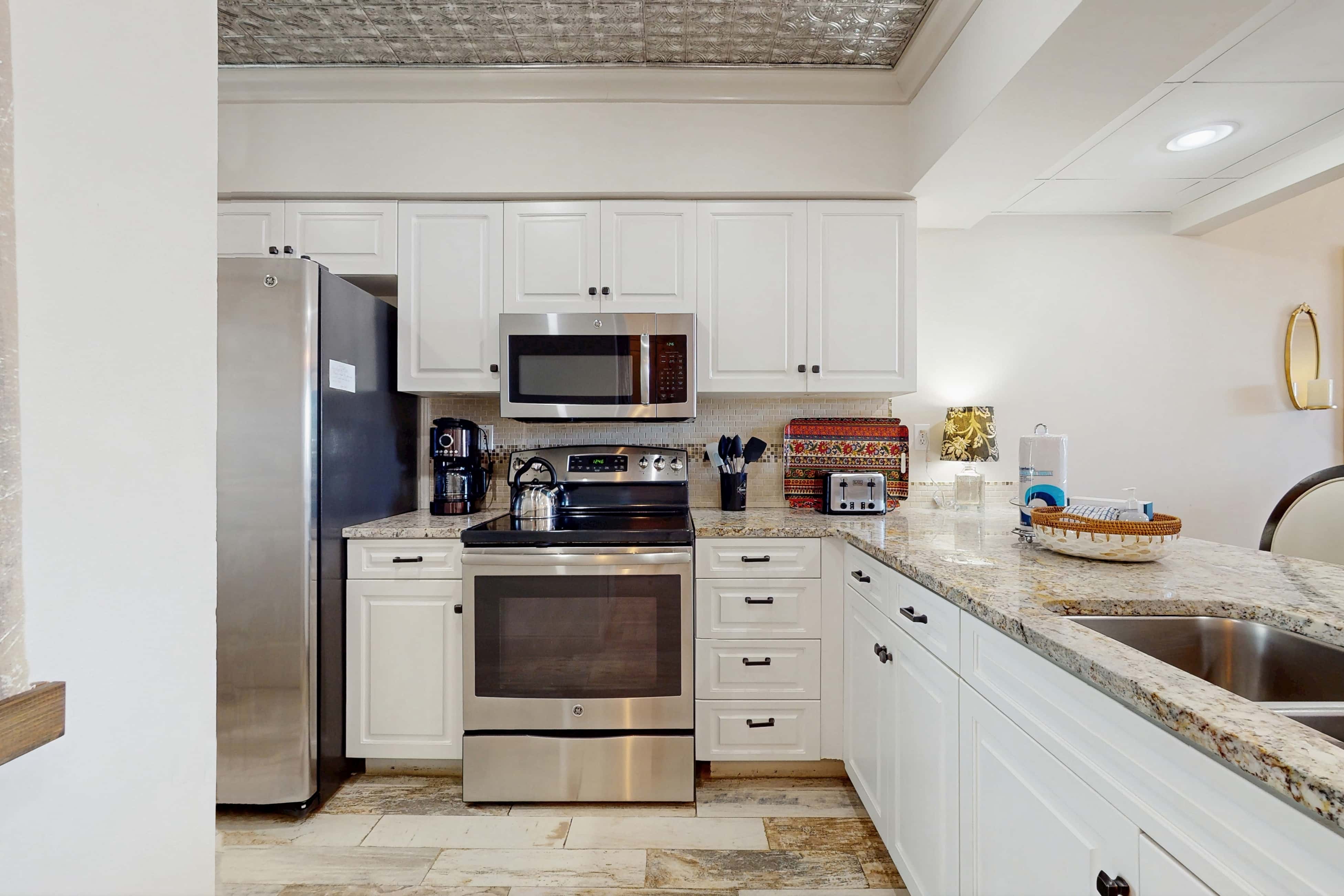 Condo with pickleball - steps from the Gulf & quick walk to dining & shops