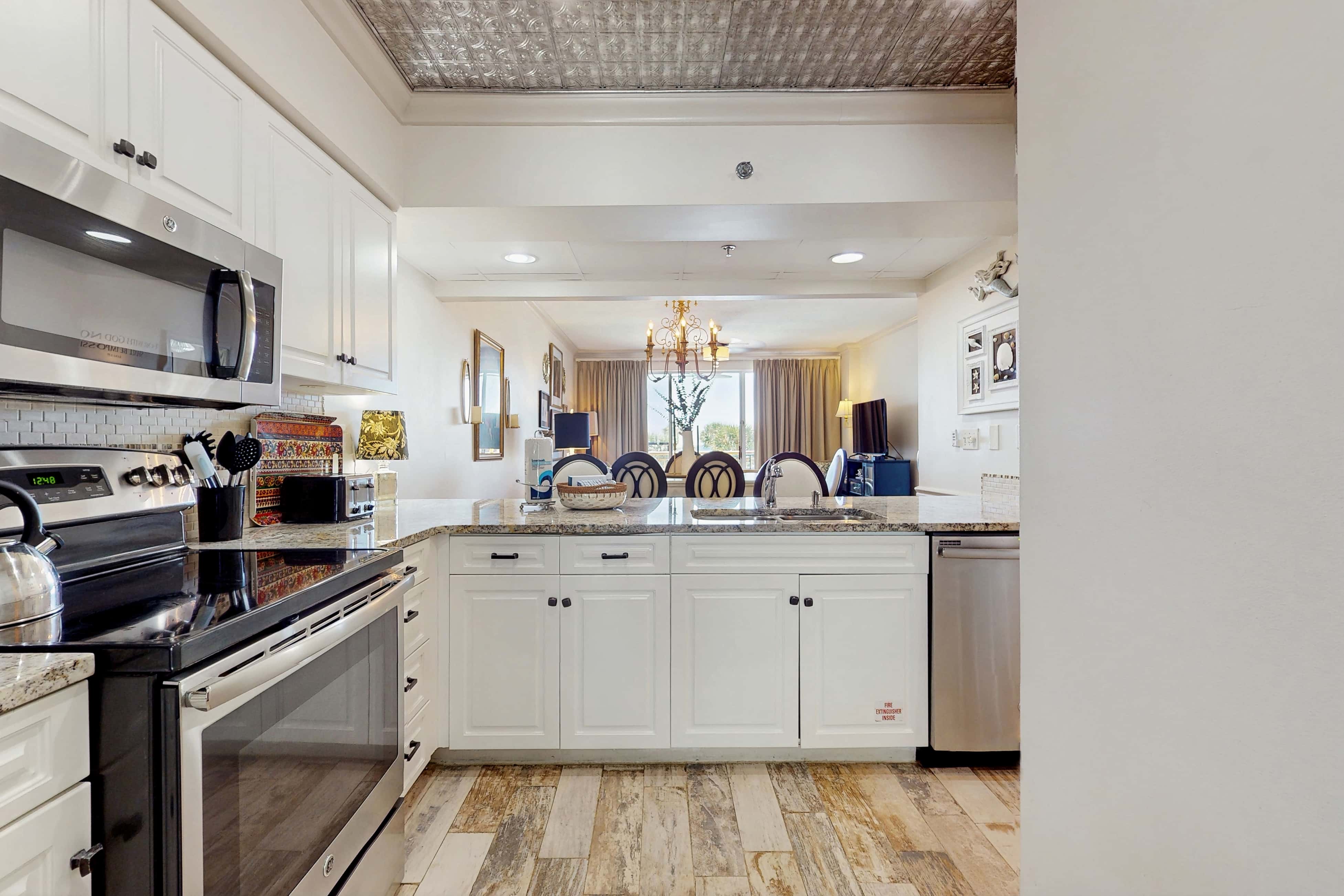 Condo with pickleball - steps from the Gulf & quick walk to dining & shops