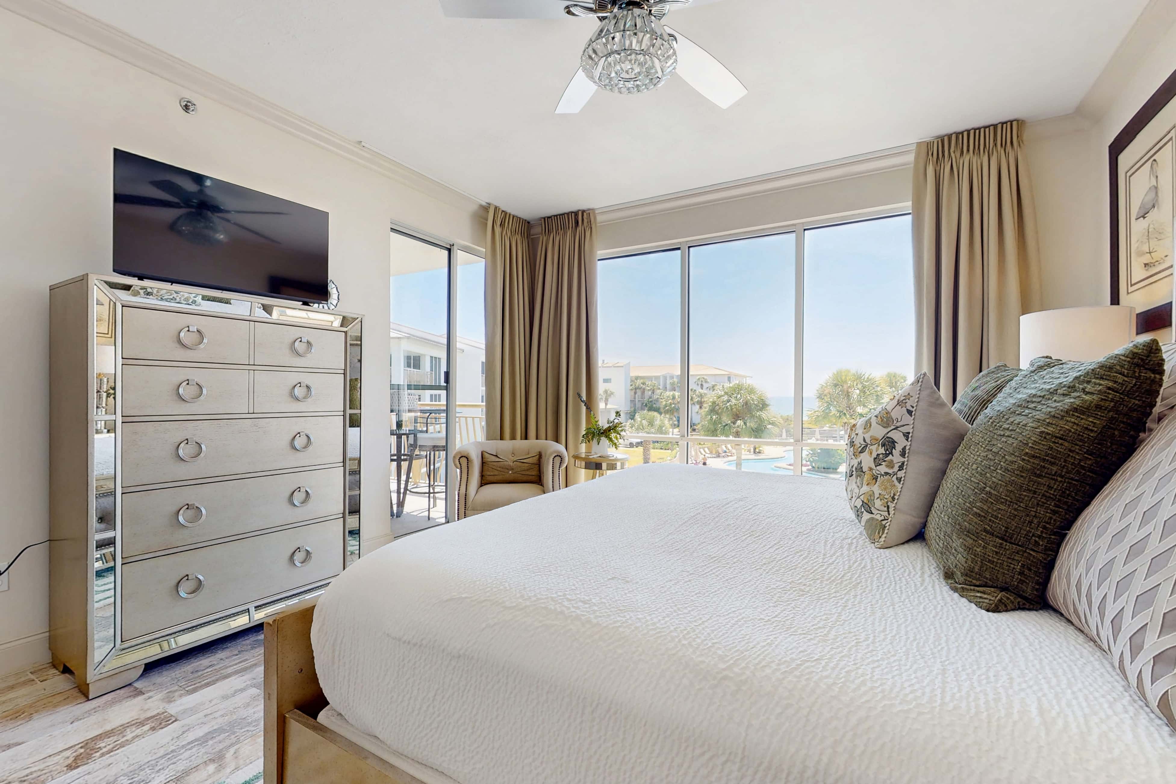 Condo with pickleball - steps from the Gulf & quick walk to dining & shops